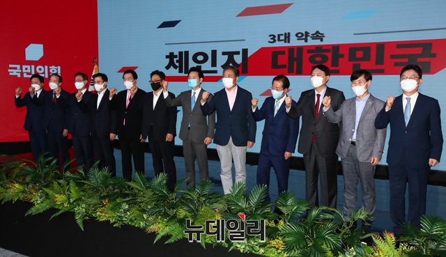 ▲ 국민의힘 대선 경선 후보들이 7일 서울 강서구 ASSA빌딩 방송스튜디오에서 열린 국민의힘 '체인지 대한민국, 3대 약속' 발표회에서 포토타임을 갖고 있다. (왼쪽부터 원희룡, 장기표, 최재형, 황교안, 안상수, 박찬주, 장성민, 박진, 홍준표, 윤석열, 하태경, 유승민)ⓒ이종현 기자