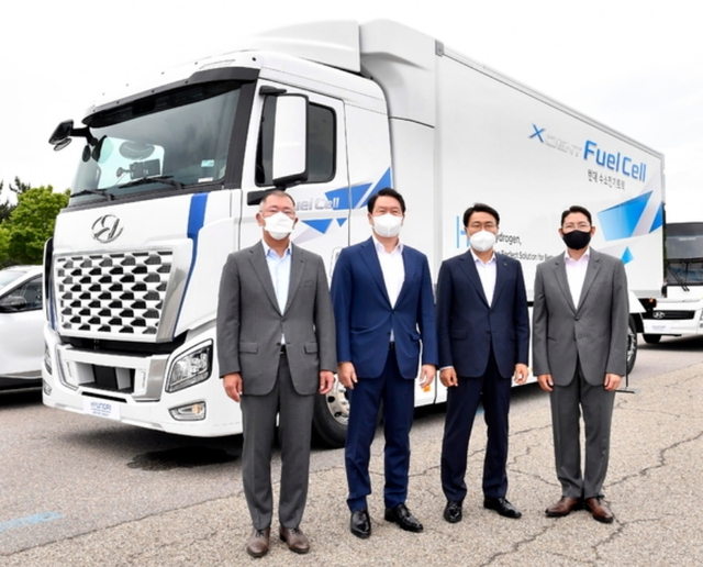 ▲ 정의선(왼쪽부터) 현대차그룹 회장, 최태원 SK그룹 회장, 최정우 포스코그룹 회장, 조현준 효성그룹 회장이 경기도 화성시 현대차·기아 기술연구소를 방문, 현대차 수소전기트럭 앞에서 기념촬영을 하고 있다.
