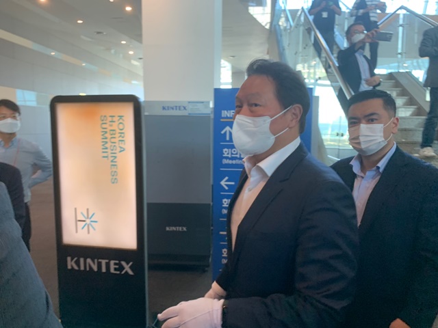 ▲ 8일 경기 고양시 킨텍스에서 열린 '2021 수소모빌리티+쇼'에 참석한 최태원 SK 회장. ⓒ이성진 기자