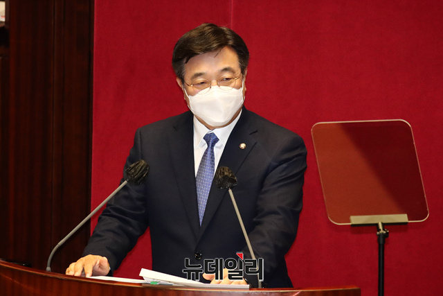 ▲ 윤호중 더불어민주당 원내대표가 8일 오전 국회 본회의에서 원내 교섭단체 대표 연설을 하고 있다. ⓒ이종현 기자