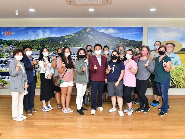 ▲ 부인회는 하회마을 관람에 앞서 경북도청을 방문해 이철우 도지사와 양 기관의 지속적인 우호 증진을 위한 만남을 가졌다.ⓒ경북도