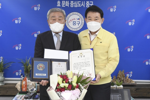 ▲ 박용갑 구청장이 국방부장관을 대신해 고 조한영 참전용사의 유족 조규상 씨에게 참전유공자 무공훈장을 70여 년 만에 전수했다. ⓒ대전 중구