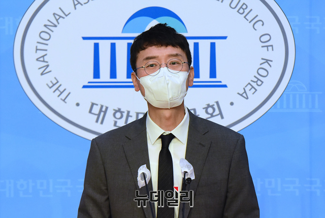 ▲ 김웅 국민의힘 의원이 8일 오전 국회 소통관에서 '윤석열 전 검찰총장 여권 인사 고발 사주 의혹' 관련 기자회견을 갖고 있다.ⓒ이종현 기자