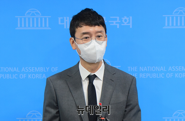 ▲ 김웅 국민의힘 의원이 8일 오전 국회 소통관에서 '윤석열 전 검찰총장 여권 인사 고발 사주 의혹' 관련 기자회견을 마치고 기자들의 질문에 답하고 있다.ⓒ이종현 기자