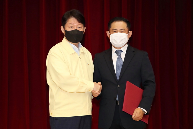 ▲ 정해용 신임 경제부시장(오른쪽)은 코로나19 재확산의 엄중한 상황을 고려해 별도의 취임식은 생략하고 대구시 코로나19 방역대책본부와 민생 경제 현장을 방문하는 것으로 경제부시장으로서의 첫발을 내디뎠다.ⓒ대구시
