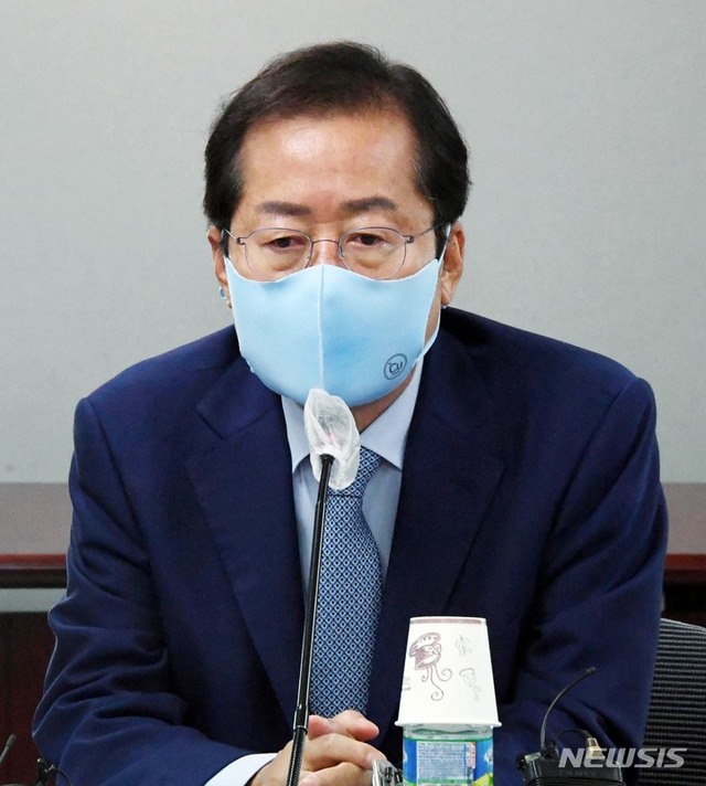 ▲ 홍준표 국민의힘 대선 예비후보가 8일 서울 용산구 대한의사협회를 방문해 코로나19 방역 대책 등 간담회를 하고 있다.ⓒ뉴시스(사진=국회사진기자단)