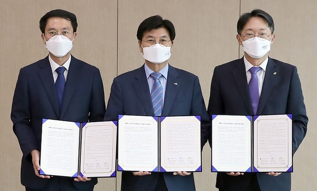 ▲ 문성요 행복청 차장(왼쪽 첫 번재)이 8일 이춘희 세종시장(가운데), 김현준 한국토지주택공사장(왼쪽 세 번째)과 행복도시 2040년까지 탄소중립도시로 조성을 업무협약을 체결하고 기념촬영을 하고 있다.ⓒ행복청
