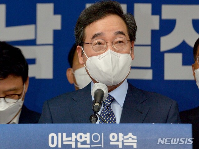 ▲ 이낙연 더불어민주당 대선 경선 후보가 8일 오후 광주 서구 광주시의회 시민소통실에서 광주·전남 발전전략을 발표하고 있다. ⓒ뉴시스