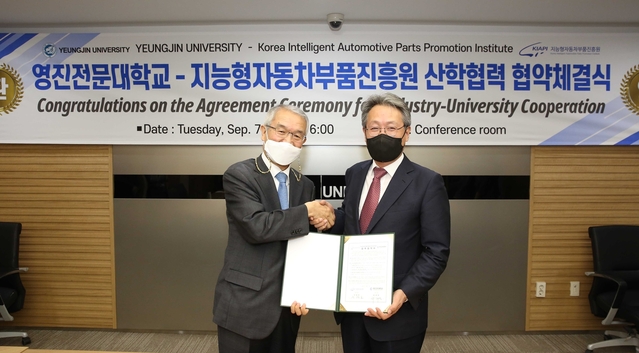 ▲ 사진은 지난 7일 오후 이 대학교 본관 회의실에서 가진 협약식에서 성명호 지능형자동차부품진흥원 원장(왼쪽), 최재영 영진전문대 총장이 포즈를 취하고 있다.ⓒ영진전문대
