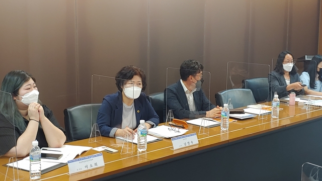 ▲ 남영숙 의원(왼쪽 두번째)은 여성농어업인의 권익향상 등을 주장하며 열띤 토론을 펼쳤다.ⓒ경북도의회