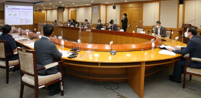 ▲ 충주시가 8일 시청 중앙탑회의실에서 지역 내 이차전지 기업체, 전문가, 공무원 등 관계기관 간담회를 가졌다.ⓒ충주시