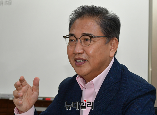 ▲ 지난 7일 서울 여의도캠프에서 본지와 외교 현안 관련 인터뷰 중인 박진 국민의힘 대선 예비후보. ⓒ이종현 기자