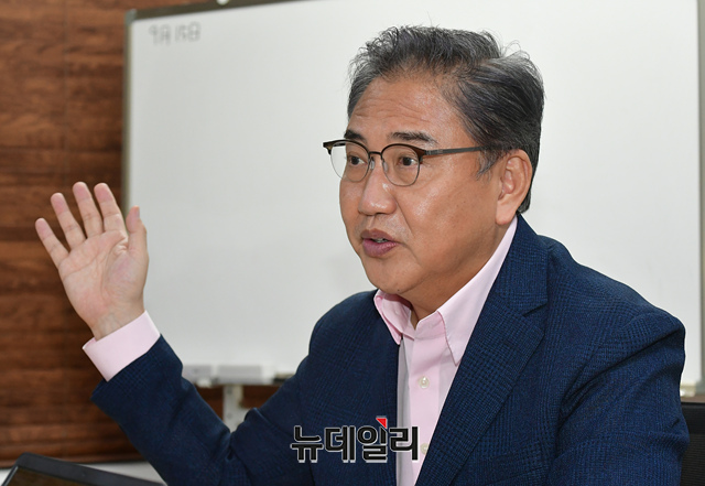 ▲ 지난 7일 서울 여의도캠프에서 본지와 외교 현안 관련 인터뷰 중인 박진 국민의힘 대선 예비후보. ⓒ이종현 기자