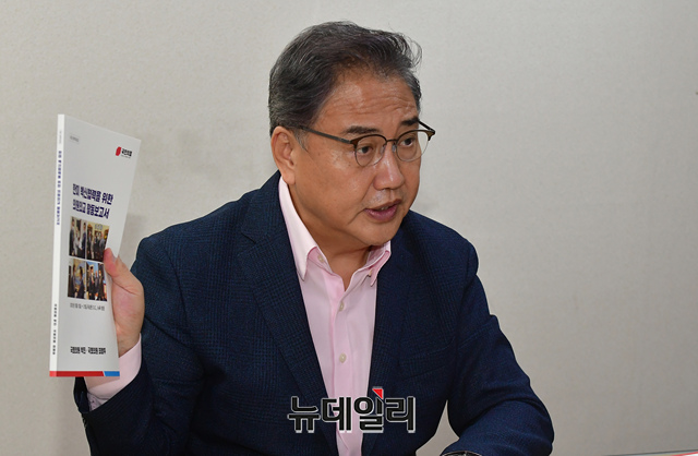 ▲ 지난 7일 서울 여의도캠프에서 본지와 외교 현안 관련 인터뷰 중인 박진 국민의힘 대선 예비후보. ⓒ이종현 기자