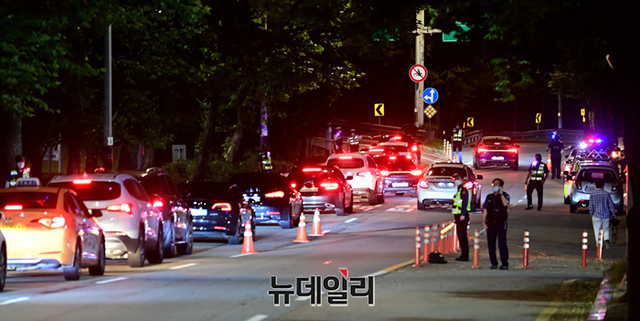 ▲ 지난 8일 오후 10시 50분 양화대교 북단 진입로로 들어가는 차량이 일렬로 늘어서서 경찰의 검문을 기다리고 있다. ⓒ정상윤 기자