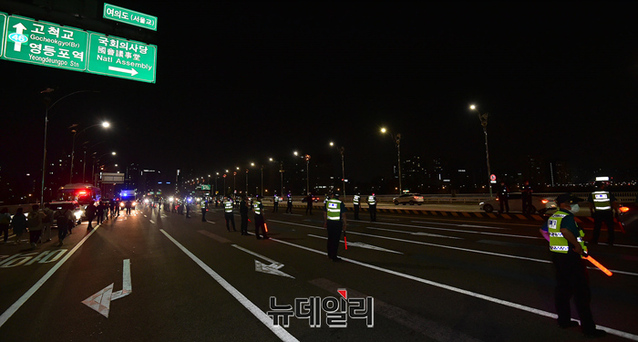 ▲ 9일 새벽 12시 30분 경 전국자영업자비상대책위원회(자대위) 주최로 진행된 차량시위를 통제하기 위해 서울 영등포구 서울교에서 경찰들이 대기하고 있다. ⓒ정상윤 기자