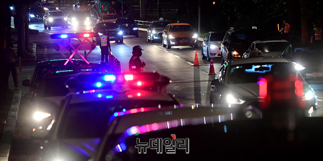 ▲ 9일 경찰 검문에 의해 교통 체증을 겪고 있는 차량들. ⓒ정상윤 기자