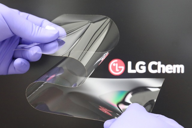 ▲ LG화학이 개발한 '리얼 폴딩 윈도우'. ⓒLG화학