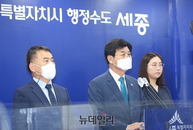 ▲ 이춘희 세종시장이 9일 오전 시청 정음실에서 열린 비대면 온라인 정례브리핑을 하고 있다.ⓒ이길표 기자
