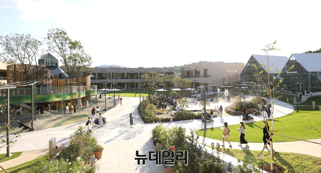 ▲ 8일, 경기 의왕시 롯데프리미엄아울렛 타임빌라스를 방문한 고객들의 모습. ⓒ롯데쇼핑