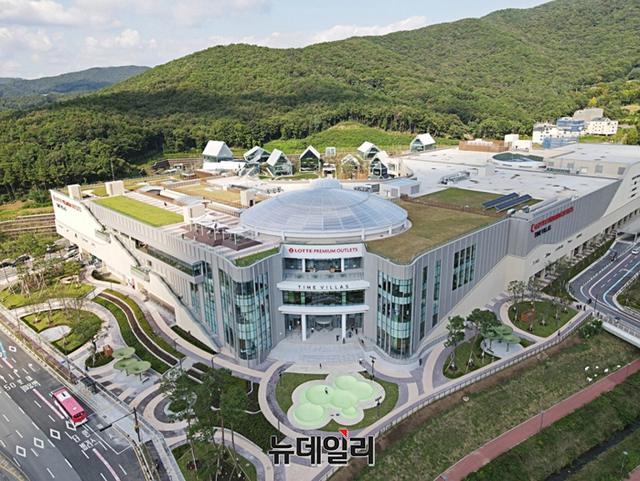 ▲ 8일, 경기 의왕시 롯데프리미엄아울렛 타임빌라스를 방문한 고객들의 모습. ⓒ롯데쇼핑