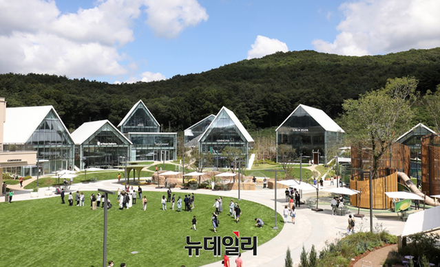 ▲ 8일, 경기 의왕시 롯데프리미엄아울렛 타임빌라스를 방문한 고객들의 모습. ⓒ롯데쇼핑