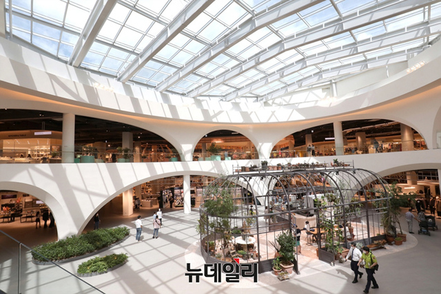 ▲ 8일, 경기 의왕시 롯데프리미엄아울렛 타임빌라스를 방문한 고객들의 모습. ⓒ롯데쇼핑