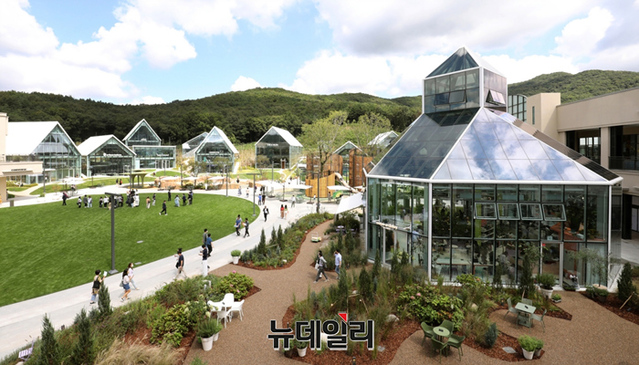 ▲ 8일, 경기 의왕시 롯데프리미엄아울렛 타임빌라스를 방문한 고객들의 모습. ⓒ롯데쇼핑