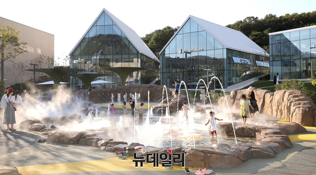▲ 8일, 경기 의왕시 롯데프리미엄아울렛 타임빌라스를 방문한 고객들의 모습. ⓒ롯데쇼핑