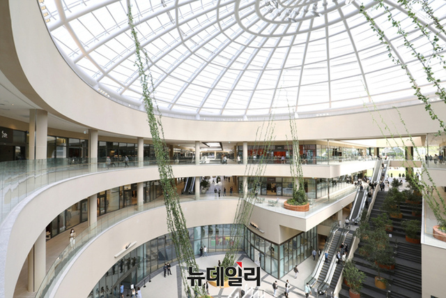 ▲ 8일, 경기 의왕시 롯데프리미엄아울렛 타임빌라스를 방문한 고객들의 모습. ⓒ롯데쇼핑
