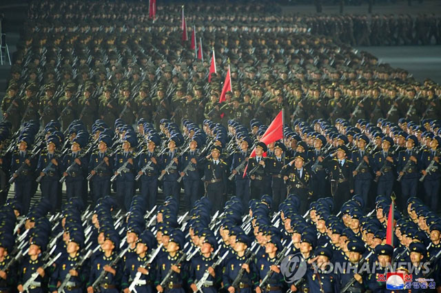 ▲ 북한이 공개한 9일 새벽 심야열병식 모습. 앞쪽은 사회안전성(경찰) 병력, 뒤쪽은 노농적위대(예비군) 병력이다. ⓒ연합뉴스. 무단전재 및 재배포 금지.