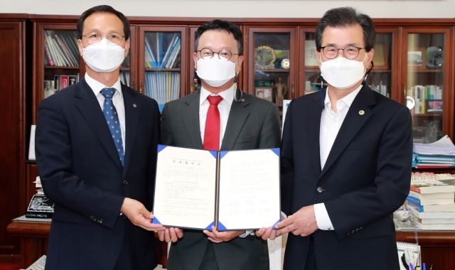 ▲ 충북도와 음성군이 9일 도지사 집무실에서 원료의약품 관련 공장 신설을 위해 ㈜국전약품과 투자협약을 가졌다.ⓒ충북도