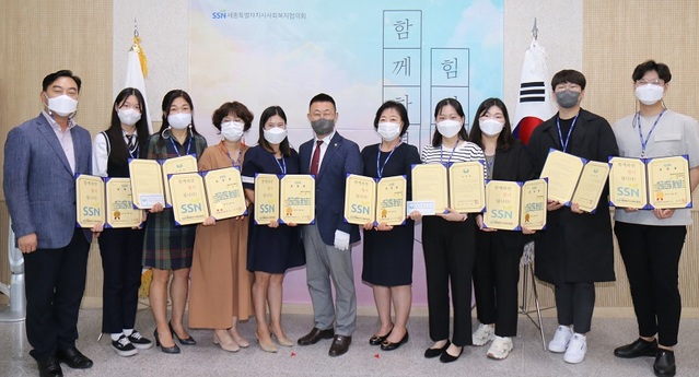▲ 9일 세종시민체육관 다목적실에서 열린 제22회 사회복지의날을 맞아 사회복지유공자들이 표창장을 수여한 뒤 기념촬영을 하고 있다.ⓒ세종시사회복지협의회