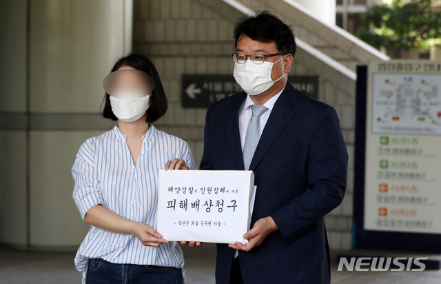 ▲ 북한군에게 피살당한 공무원 이모씨의 부인(왼쪽)과 김기윤 변호사가 7월15일 오후 서울 서초구 서울중앙지방법원 앞에서 '해양경찰의 인권침해로 인한 피해보상청구소송'과 관련해 기자회견중인 모습. ⓒ뉴시스