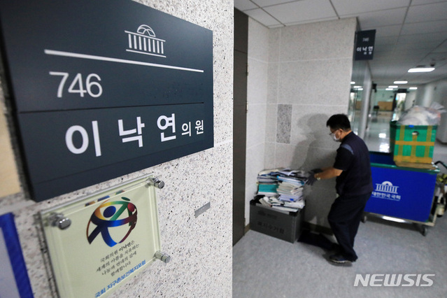 ▲ 9일 서울 여의도 국회의원회관에서 국회 직원이 이낙연 의원실에서 내놓은 책자와 서류더미 등을 수거하고 있다. 앞서 더불어민주당 대선 예비후보인 이낙연 의원은 전날 대선 승리를 위해 의원직을 사퇴하겠다고 밝혔다. ⓒ뉴시스