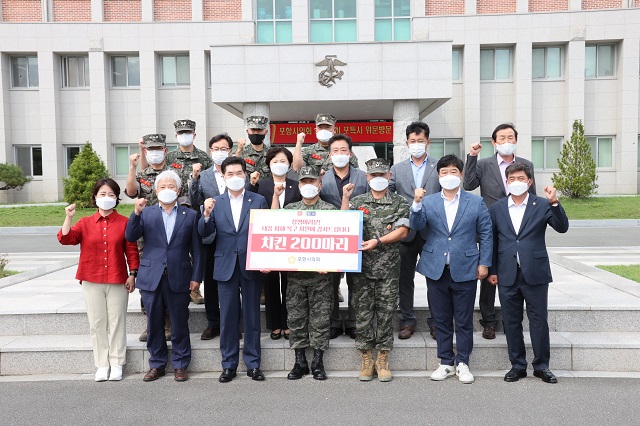 ▲ 포항시의회는 9일 추석을 앞두고 군부대를 방문해 위문품을 전달하고 관계자를 격려했다.ⓒ포항시의회
