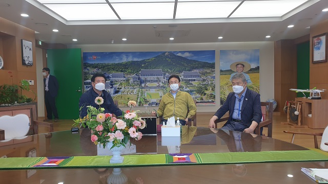 ▲ 왼쪽부터 박창석 경북도의원, 이철우 경상북도지사, 박운표 위원장.ⓒ군위군의회