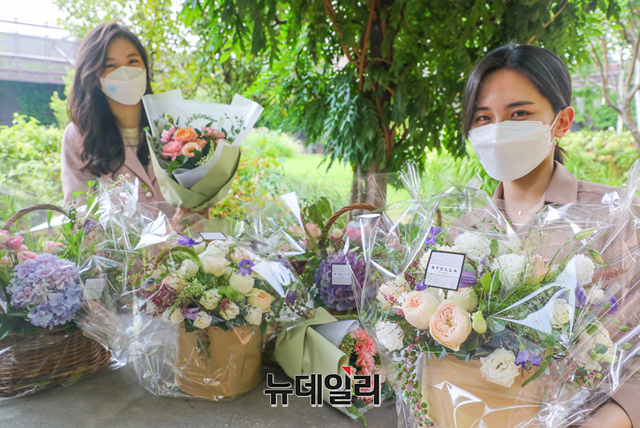 ▲ 9일 오전 서울 강남구 현대백화점 압구정본점 하늘정원에서 직원들이 '플라워&가드닝 선물세트'를 소개하고 있다.ⓒ 현대백화점