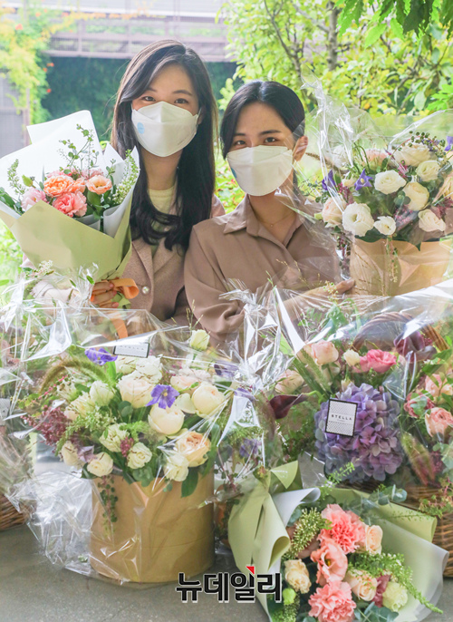 ▲ 9일 오전 서울 강남구 현대백화점 압구정본점 하늘정원에서 직원들이 '플라워&가드닝 선물세트'를 소개하고 있다.ⓒ 현대백화점