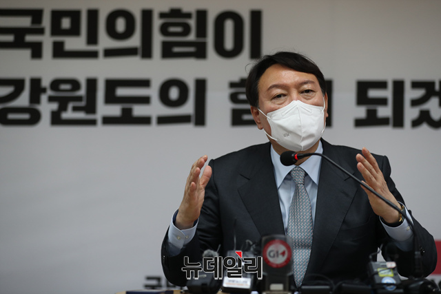 ▲ 윤석열 국민의힘 대선 예비후보가 9일 오후 강원 춘천시 강원도당에서 열린 언론간담회에서 기지들의 질문에 답하고 있다. (사진=윤석열 캠프)