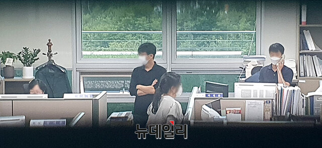 ▲ 고위공직자비리수사처(공수처) 수사관들이 10일 오전 서울 여의도 국회 의원회관에서 '고발 사주' 의혹의 핵심 인물인 국민의힘 김웅 의원의 사무실을 압수수색하고 있다. ⓒ이종현 기자