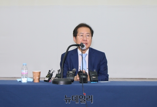 ▲ 홍준표 후보는 10일 오후 국민의힘 대구시당에서 기자회견을 갖고 “지금 고발 사주 의혹 사건은 참 치사한 사건이다, 김웅 의원이 8일 기자회견했는데 1년 전 일을 기억못한다고 하면 그 머리로 어떻게 검사를 했는지 의심스럽다”며 “김웅 의원이 그것을 밝혀야 한다”고 비판했다.ⓒ뉴데일리