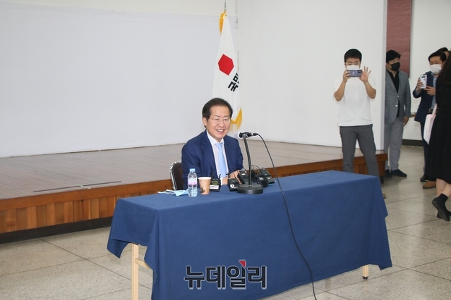 ▲ 홍 후보는 대선주자 적합도에서 연이어 골드크로스를 달성하며 지지도가 상승중이어서 정치적 고향인 대구를 찾아 오랜만에 활짝 웃었다.ⓒ뉴데일리