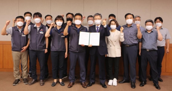 ▲ 대전도시철도공사 노사 간부들이 10일 임금 협약을 체결한 뒤 기념 사진을 찍고 있다.ⓒ대전도시철도공사