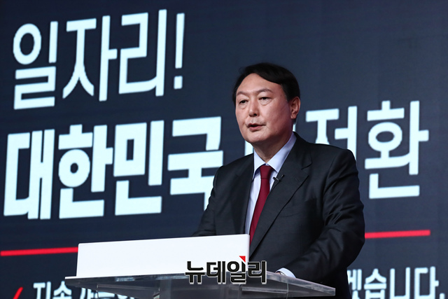 ▲ 윤석열 전 검찰총장이 지난 7일 오후 서울 강서구 ASSA빌딩 방송스튜디오에서 열린 국민의힘 대선 경선 후보 '체인지 대한민국, 3대 약속' 발표회에 참석한 모습. ⓒ이종현 기자