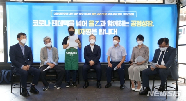 ▲ 10일 이재명 경기도지사가 서울 마포구 소재 한 식당에서 열린 '을(乙) 권리보장 공약 발표' 기자간담회에서 자영업자들의 피해 사례를 듣고 있다. ⓒ뉴시스