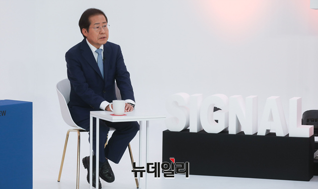 ▲ 홍준표 국민의힘 대선 예비후보가 지난 9일 오후 서울 금천구 즐스튜디오에서 열린 국민의힘 대선 경선 후보 국민 시그널 공개면접에 참석해 답변하고 있다. 이날 심사위원으로는 김준일 뉴스톱 대표, 진중권 전 동양대 교수, 박선영 동국대 교수가 참석했다.ⓒ이종현 기자(사진=공동취재단)