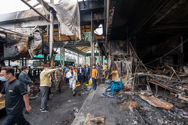 ▲ 이희진 군수가 영덕시장 화재 현장에 재해안전대책본부를 차리고 피해 복구 상황을 점검하고 있다.ⓒ영덕군