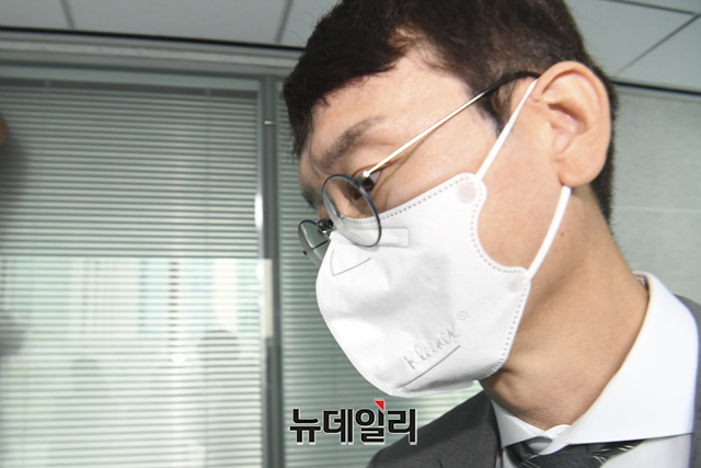 ▲ 고위공직자비리수사처(공수처) 수사관들이 10일 오전 국회 의원회관에서 '고발 사주' 의혹의 핵심 인물인 김웅 국민의힘 의원의 사무실을 압수수색하고 있는 가운데 김 의원이 사무실로 들어서고 있다.ⓒ이종현 기자