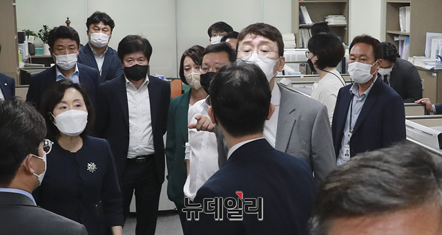 ▲ 고위공직자비리수사처(공수처) 수사관들이 10일 오전 국회 의원회관에서 '고발 사주' 의혹의 핵심 인물인 김웅 국민의힘 의원의 사무실을 압수수색하고 있는 가운데 김 의원이 영장집행 절차를 항의를 하고 있다.ⓒ이종현 기자(사진=공동취재단)